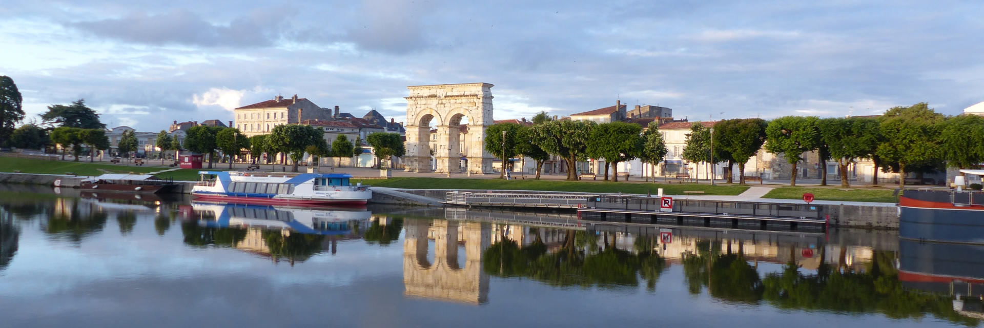 Vue de saintes et son arc de germanicus