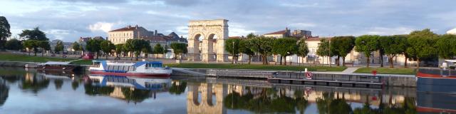 Vue de saintes et son arc de germanicus