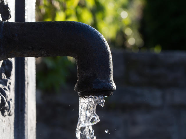 Eau potable qui jaillit d'un vieux robinet