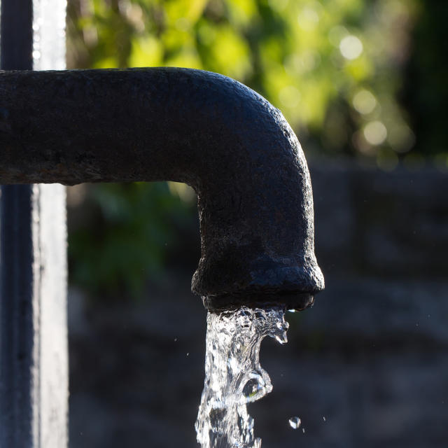 Eau potable qui jaillit d'un vieux robinet