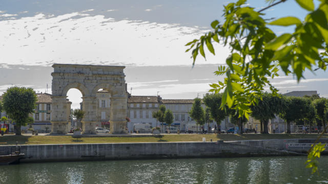 Arc De germanicus vue de Loin