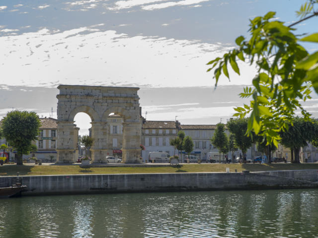 Arc De germanicus vue de Loin