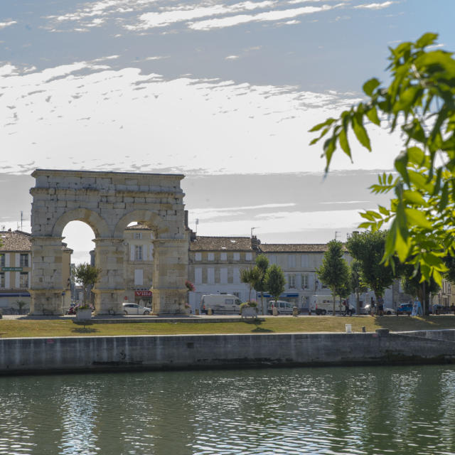 Arc De germanicus vue de Loin