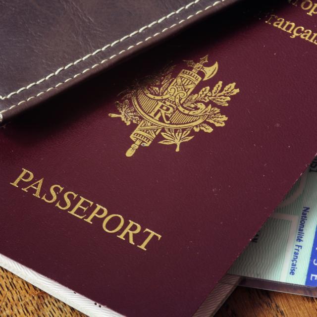 Passeport, pièces d'identité et porte feuille sur table en bois