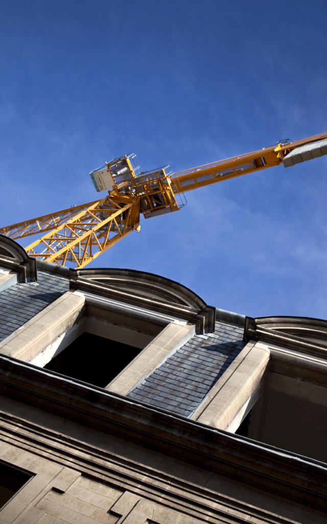 Grue sur un chantier de rénovation en centre ville