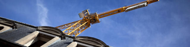 Grue sur un chantier de rénovation en centre ville